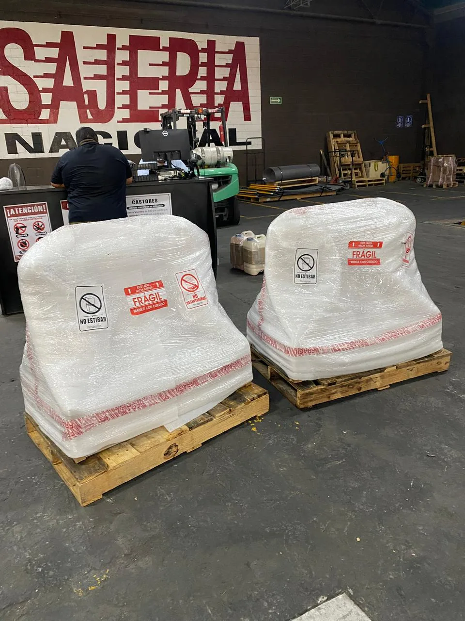 Pallet de un asador Prime Grills embalado con plástico y etiquetas de frágil, listo para envío